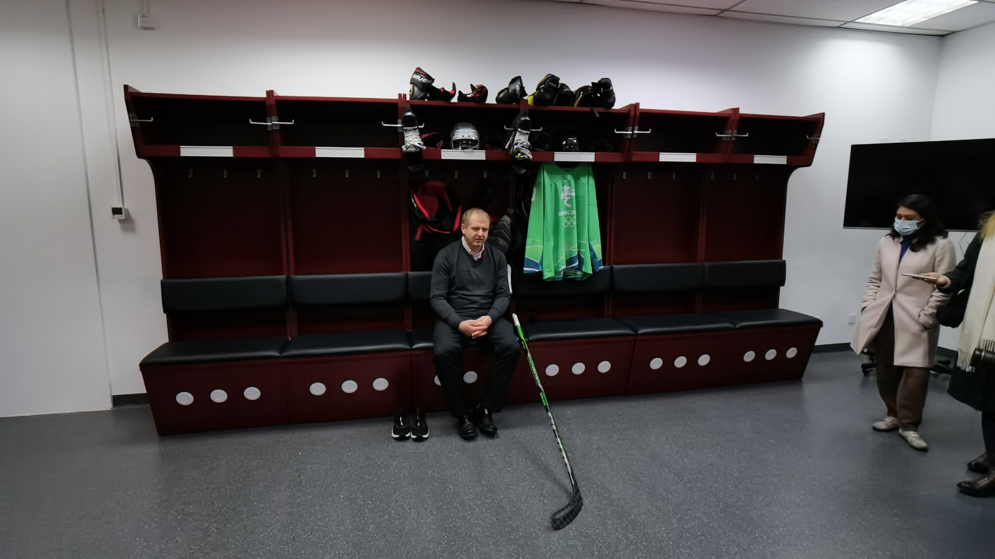 九游娱乐在线-淘汰赛巅峰对决!瓯越火狐队守住胜果粤西青龙队,冰球赛场再起波澜;赛后更衣室沸腾的简单介绍