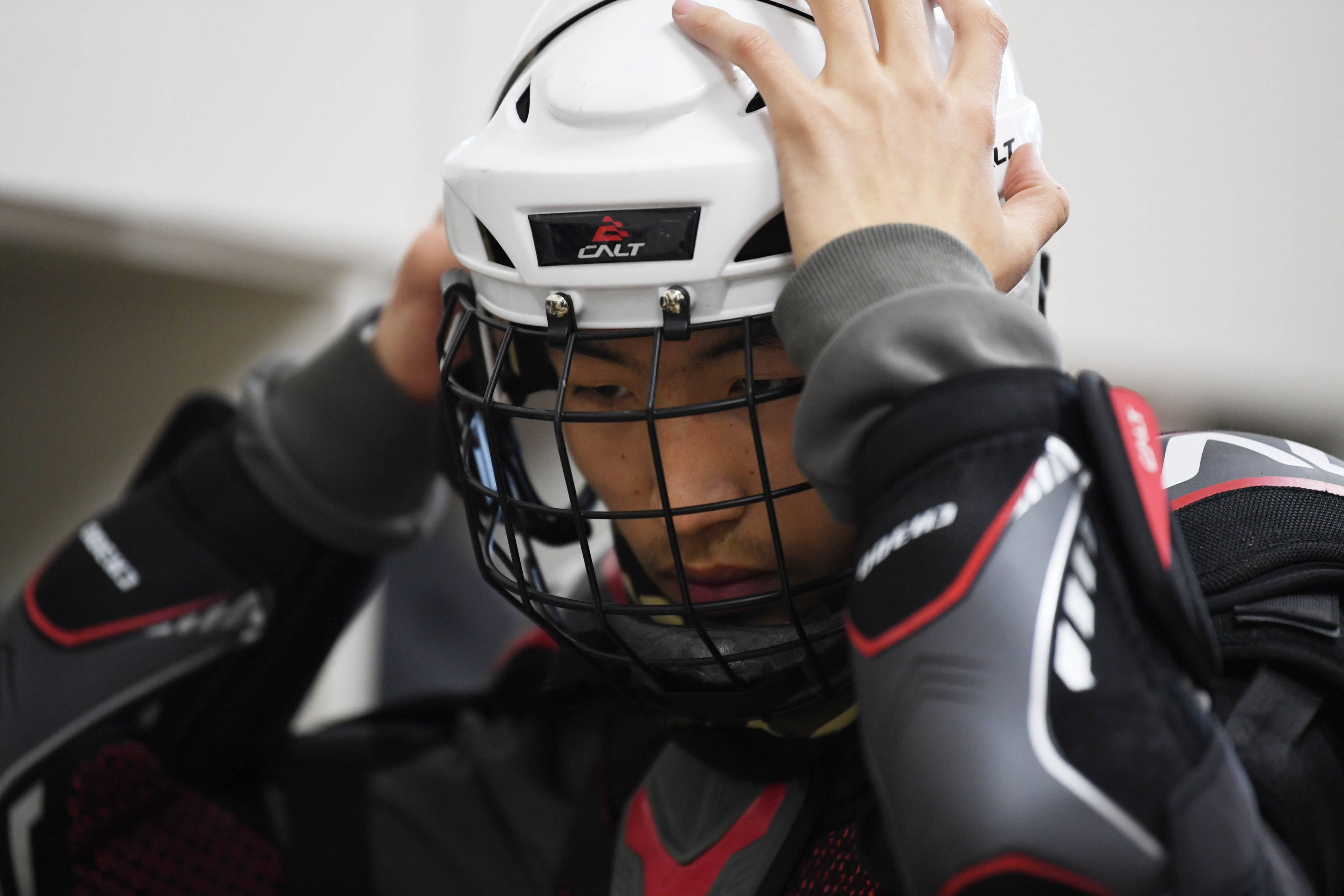 淘汰赛巅峰对决!瓯越火狐队守住胜果粤西青龙队,冰球赛场再起波澜;赛后更衣室沸腾的简单介绍 淘汰赛巅峰对决!瓯越火狐队守住胜果粤西青龙队,冰球赛场再起波澜;赛后更衣室沸腾的简单介绍